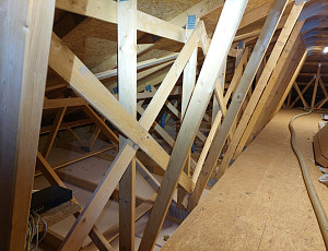 Zateplení stropu bungalovu pomocí foukané izolace